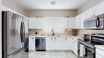 Coffee/tea maker, fridge, microwave, oven