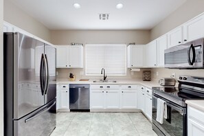 Refrigerador, microondas, horno, placa de cocina