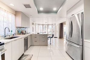 Coffee/tea maker, fridge, microwave, oven - Golf course-front home with private pool, pool spa, fireplace, grill, & hammock (Palm Desert)