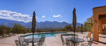 Comfortable getaway with hot tub, pool, private BBQ & full kitchen