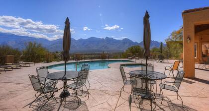 Comfortable getaway with hot tub, pool, private BBQ & full kitchen
