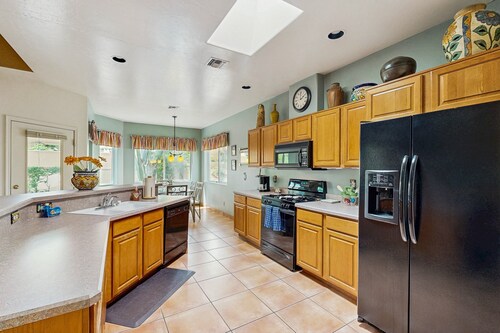 Comfortable getaway with hot tub, pool, private BBQ & full kitchen