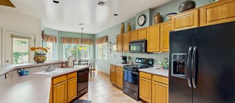 Comfortable getaway with hot tub, pool, private BBQ & full kitchen