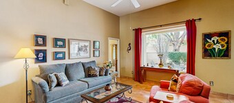 Comfortable getaway with hot tub, pool, private BBQ & full kitchen