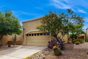 Exterior - Comfortable getaway with hot tub, pool, private BBQ & full kitchen (Oro Valley)