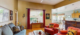 Comfortable getaway with hot tub, pool, private BBQ & full kitchen