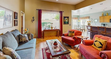 Comfortable getaway with hot tub, pool, private BBQ & full kitchen
