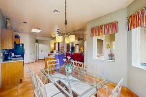 Dining - Comfortable getaway with hot tub, pool, private BBQ & full kitchen (Oro Valley)