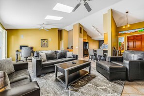 Smart TV, DVD player, stereo, computer monitors - Dog-friendly home with pool, firepit, fast WiFi, central AC, & washer/dryer (Goodyear)