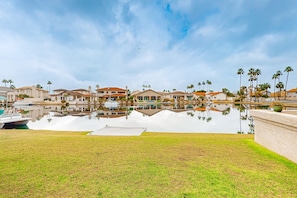 A marina with boats, a calm water body reflecting the buildings, and a clear sky. - Lake view desert stay with pool, patio, grill, & smart TVs - snowbird-friendly (Gilbert)
