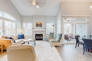 Smart TV, books - Lake view desert stay with pool, patio, grill, & smart TVs - snowbird-friendly (Gilbert)