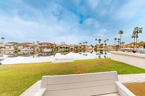 Property grounds - Lake view desert stay with pool, patio, grill, & smart TVs - snowbird-friendly (Gilbert)