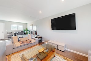 Smart TV - Well-equipped modern home with mountain views, washer/dryer, full kitchen, & AC (Joshua Tree)