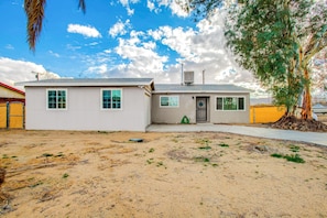 Exterior - Well-equipped modern home with mountain views, washer/dryer, full kitchen, & AC (Joshua Tree)