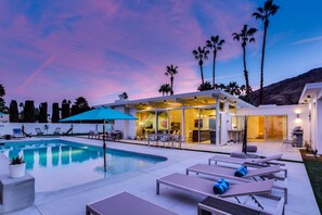A heated pool - Dog Friendly Iconic Krisel home w/fantastic pool, spa, firepit & mountain views (Palm Springs)