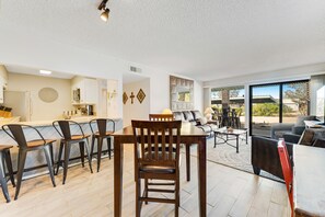 Dining - Calming condo with pool, fireplace, fast WiFi & W/D - golf nearby (Carefree)