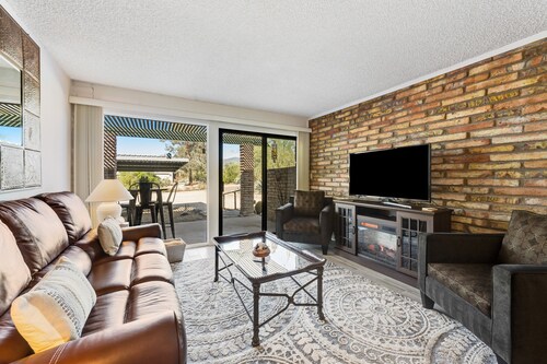 Calming condo with pool, fireplace, fast WiFi & W/D - golf nearby