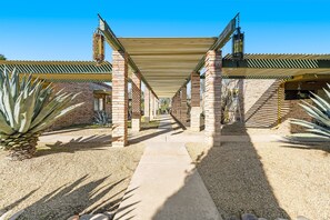 Property grounds - Calming condo with pool, fireplace, fast WiFi & W/D - golf nearby (Carefree)