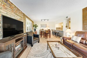 Smart TV, fireplace - Calming condo with pool, fireplace, fast WiFi & W/D - golf nearby (Carefree)