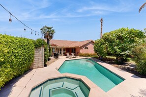 A heated pool - Beautiful home with private pool, enclosed backyard & mountain view (Indian Wells)