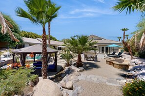 Terrace/patio - Palm Villa - paradise with private pool, spas, & putting green (Palm Desert)