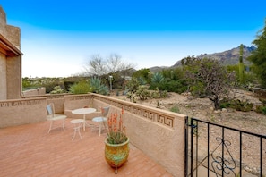 Outdoor dining - Inviting townhouse with pool, enclosed yard, patio, mountain view & W/D (Tucson)