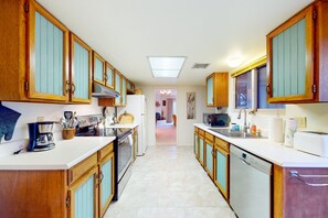 Fridge, microwave, oven, stovetop - Inviting townhouse with pool, enclosed yard, patio, mountain view & W/D (Tucson)