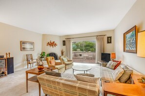 Smart TV - Inviting townhouse with pool, enclosed yard, patio, mountain view & W/D (Tucson)