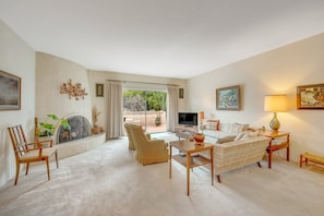 Smart TV - Inviting townhouse with pool, enclosed yard, patio, mountain view & W/D (Tucson)