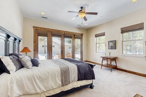 4 bedrooms, iron/ironing board, free WiFi, bed sheets - Spacious home w/ game room & large covered patio - access to shared pool/hot tub (Flagstaff)