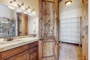 Shower, hair dryer, towels - Spacious home w/ game room & large covered patio - access to shared pool/hot tub (Flagstaff)