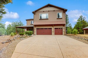 Exterior - Spacious home w/ game room & large covered patio - access to shared pool/hot tub (Flagstaff)