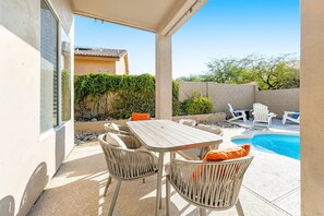 Outdoor dining - Private pool home with walled yard, firepit, grill & lanai - dog-friendly (Cave Creek)