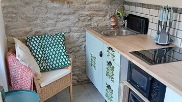 Fridge, microwave, stovetop, coffee/tea maker