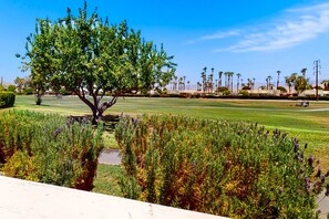 Property grounds - Family-friendly condo w/ mountain views, community pools & spa - close to golf (Palm Springs)