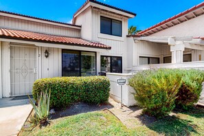 Exterior - Family-friendly condo w/ mountain views, community pools & spa - close to golf (Palm Springs)