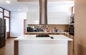 Réfrigérateur, four, plaque de cuisson, lave-vaisselle