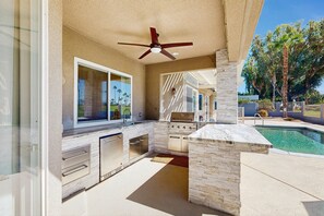 Terrace/patio - Inviting dog-friendly home w/pool, outdoor kitchen + mountain & golf course view (Bermuda Dunes)