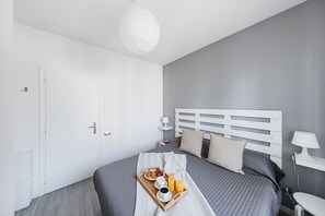 2 bedrooms, free WiFi, bed sheets - Modern apartment in residence with swimming pool (Sirmione)