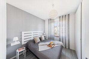 2 bedrooms, free WiFi, bed sheets - Modern apartment in residence with swimming pool (Sirmione)