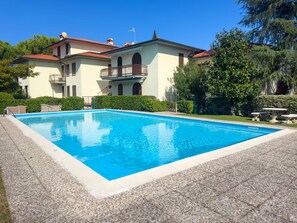 Outdoor pool - Modern apartment in residence with swimming pool (Sirmione)