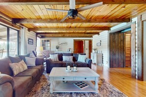 Smart TV, fireplace - Modern lakefront cabin with bbq, gas fireplace, amazing views (Munds Park)