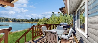 Modern lakefront cabin with bbq, gas fireplace, amazing views