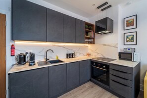 Kühlschrank, Mikrowelle, Ofen, Herdplatte