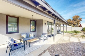 Terrace/patio - Charming Chandler retreat with pool, guest house & fun! (Chandler)