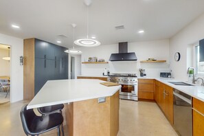 Fridge, microwave, oven, stovetop - Charming Chandler retreat with pool, guest house & fun! (Chandler)