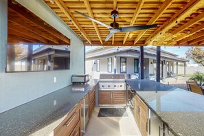 Terrace/patio - Charming Chandler retreat with pool, guest house & fun! (Chandler)