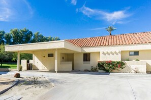 Exterior - Resort living golf getaway with country club, near Joshua Tree National Park (Palm Desert)