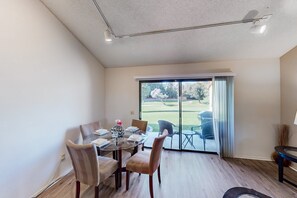 Dining - Resort living golf getaway with country club, near Joshua Tree National Park (Palm Desert)