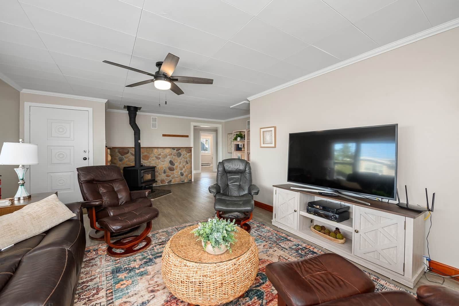 TV, caminetto, lettore DVD